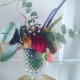 Copa de cristal con flores preservadas