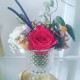 Copa de cristal con flores preservadas